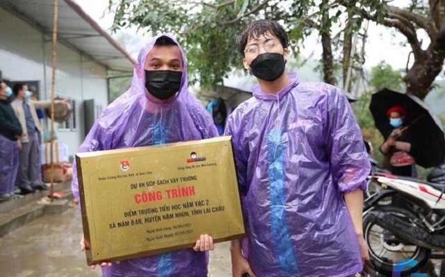 Độ Mixi còn trực tiếp tham gia hoạt động