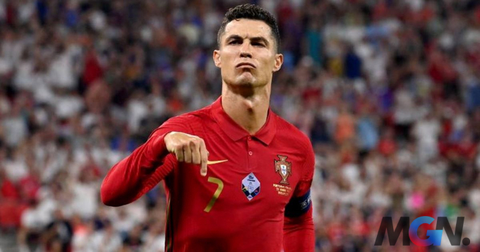 FIFA Online 4: So sánh hai mùa thẻ BTB và BWC của siêu sao Ronaldo