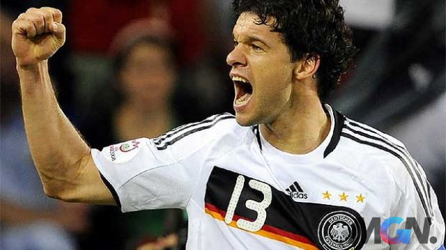 FIFA Online 4: So sánh hai mùa thẻ ICON và BWC của tiền vệ quốc dân Micheal Ballack