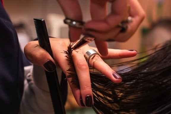 Sau sinh bao lâu thì được cắt tóc, gội đầu cắt móng tay?
