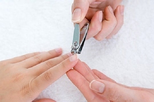 Sau sinh bao lâu thì được cắt tóc, gội đầu cắt móng tay?