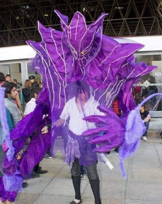 Xếp ông thần Sasuke này bên cạnh cậu Cosplay Naruto trên thì chắc hay biết mấy