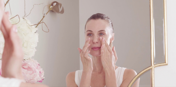 Quá trình chăm sóc mắt và môi với Crème Contour Yeux Et Lèvres Biofixine