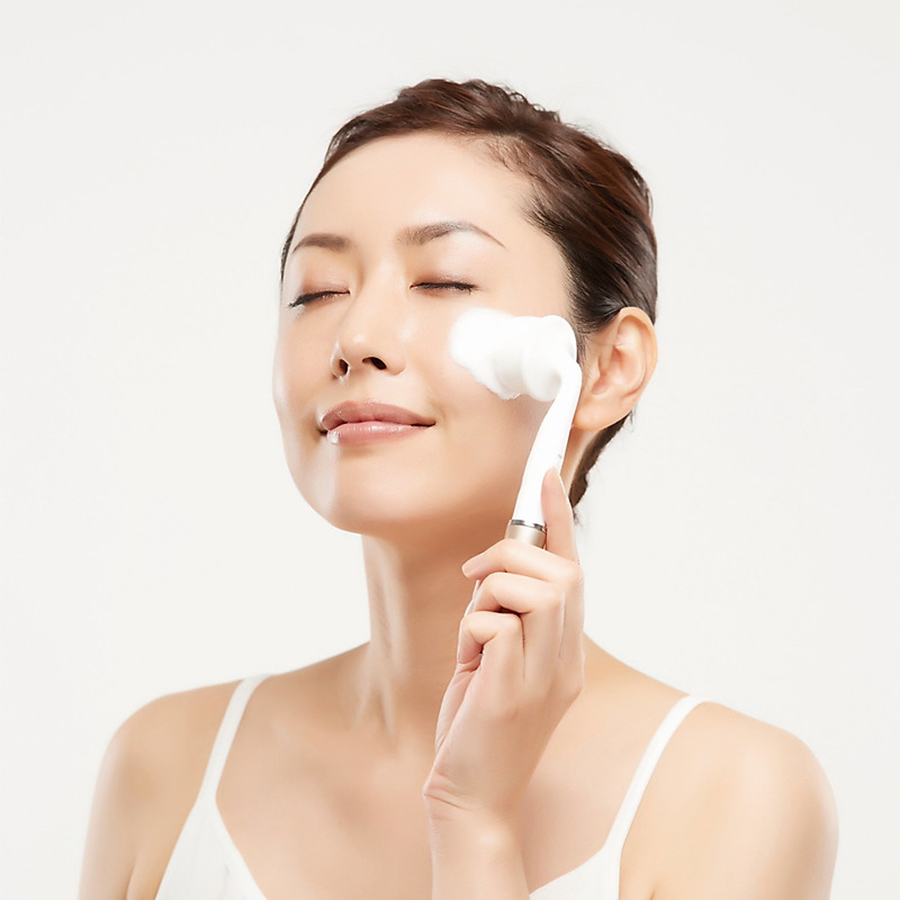 Khi sử dụng máy làm đẹp da mặt nên kết hợp cùng các sản phẩm chăm sóc da khác để đạt hiệu quả cao nhất