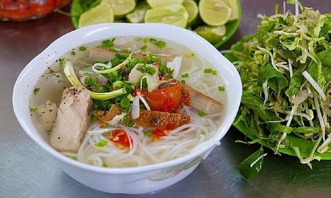 Bún cá dùng sợi nhỏ mềm, kết hợp với cá ngừ miếng, chả cá dai ngọt và sứa giòn, nước lèo thanh vị được chan ngập. Không thể nào thiếu được đĩa rau xà lách, giá tươi, chén nước mắm mặn để chấm chả cá. Ảnh sưu tầm