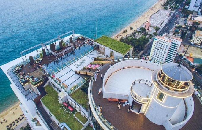 Quán bar cao nhất ở Nha Trang là Skylight Nha Trang - đây là điểm đến hút giới trẻ không kém tụ điểm ăn chơi trên biển