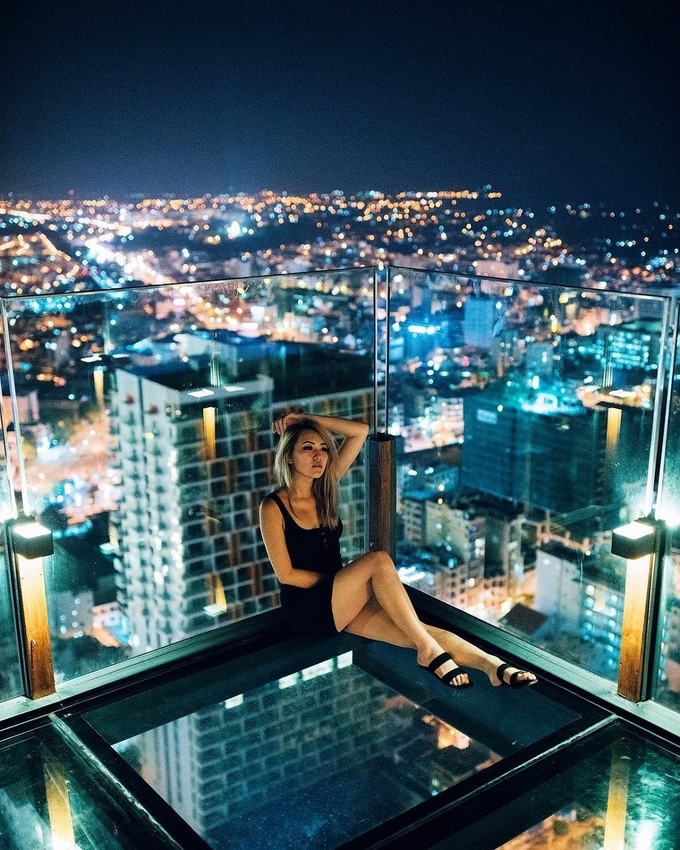 Du khách có thể chiêm ngưỡng toàn cảnh Nha Trang từ đài quan sát 360 độ Skydeck hay như nhìn xuyên thấu cảnh vật bên dưới từ skywalk bằng kính