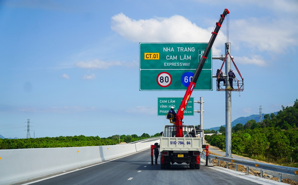 Cao tốc này có chiều dài hơn 49km được khởi công từ tháng 9/2021 với tổng kinh phí là hơn 7.600 tỷ đồng.