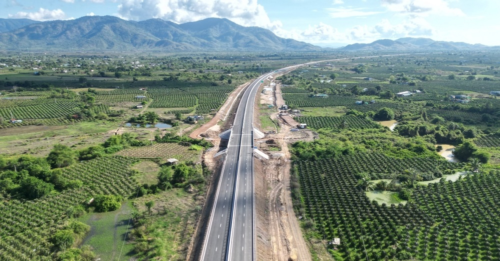 Vào chiều ngày 15/5, cao tốc Nha Trang - Cam Lâm - Khánh Hòa qua đoạn xã Cam Phước Tây đã cơ bản hoàn thiện trục đường chính.