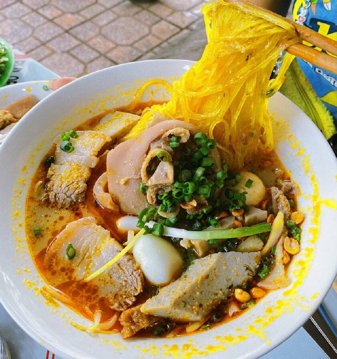 Ghi nhận cho thấy, có không ít du khách khi ghé đến Nha Trang đều cảm thấy rất ngạc nhiên khi lần đầu ăn mì Quảng ở đây.
