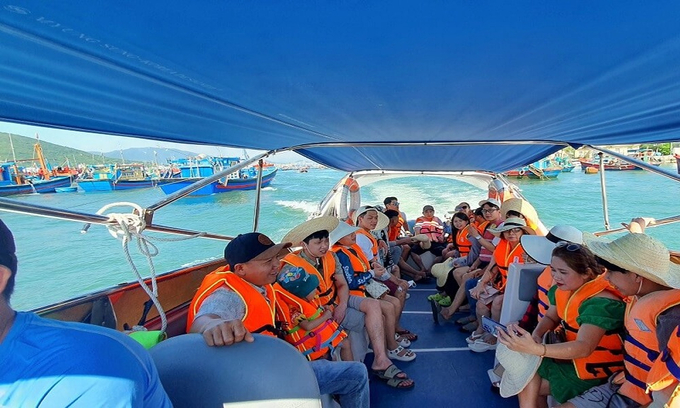 Hình thức tour 3 đảo Nha Trang dành cho những đoàn lớn hoặc là nhóm gia đình có nhu cầu đi riêng một chuyến tàu gỗ hoặc là cano. Ảnh sưu tầm