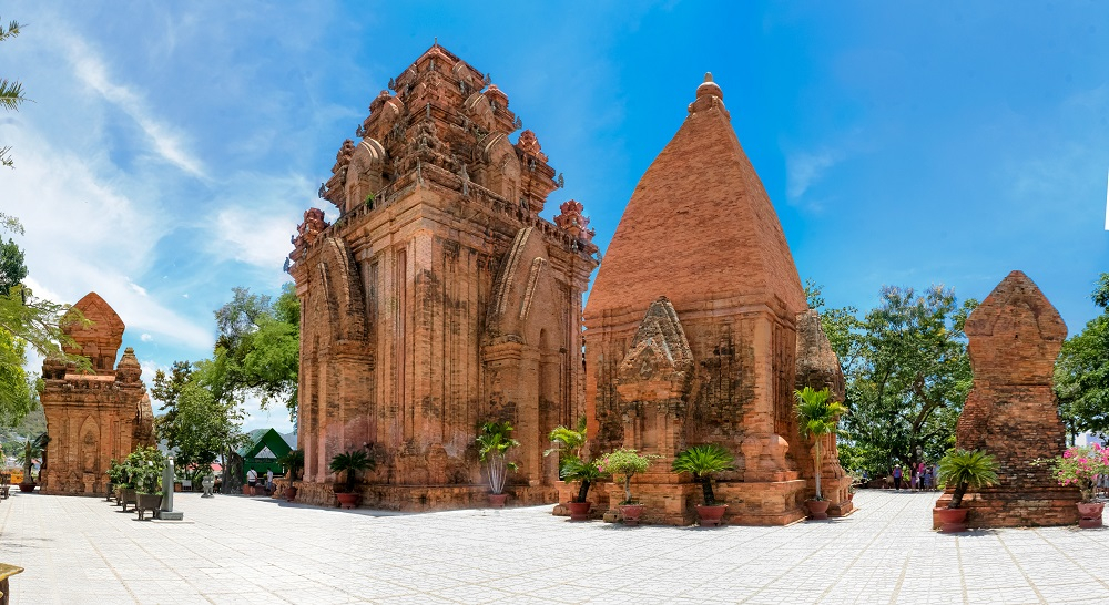 Nằm ở cạnh trung tâm Nha Trang về hướng Bắc cho bên việc ghé thăm nơi này rất thuận tiện. Cho đến thời điểm hiện tại thì công trình này cũng không còn giữ được sự vẹn nguyên những kiến trúc vốn có của mình.