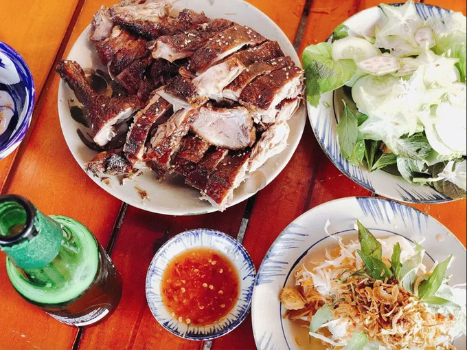 Để cho món xôi xéo vịt thêm phần thơm ngon mà không hề ngán thì người ta còn thêm vào hộp xôi một chút gỏi đu đủ, cà rốt bào cùng nhiều loại rau sống.