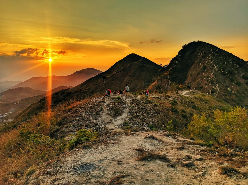 Khi đi tour du lịch Nha Trang, du khách đi theo hướng đường Phạm Văn Đồng về phía Bắc đến khu vực Đường Đệ sẽ thấy núi Cô Tiên. Ảnh sưu tầm