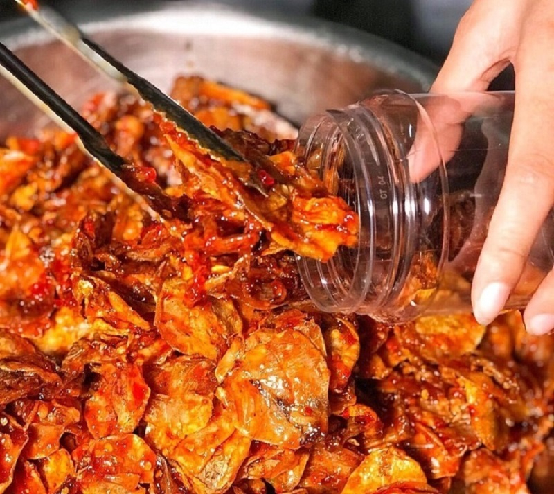 Mực được phơi khô, tuy nhiên không quá khô vẫn còn giữ được độ mềm dẻo vừa phải. Sau đó thì mực sẽ được ướp cùng với đường, me, ớt và nước mắm,... theo một tỷ lệ nhất định. Sau đó thì mực được rim trên lửa nhỏ cho thật ngấm gia vị. Ảnh sưu tầm