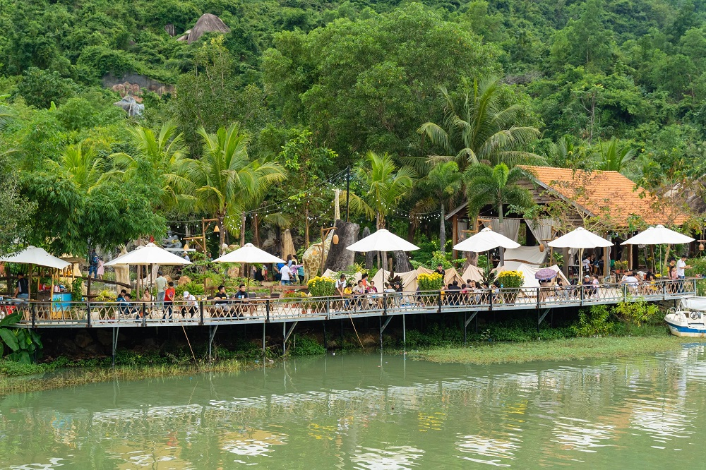 Khu du lịch Hồ Kênh Hạ sẽ không thu phí vào cổng, tuy nhiên nếu như du khách có nhu cầu thì có thể thuê chòi cùng các dịch vụ vui chơi, ăn uống có tại đây. Ảnh sưu tầm
