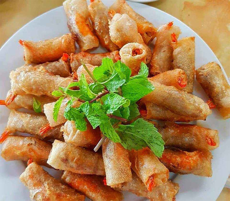 Ngày 5/6 sẽ là chủ đề “Dấu chân trên cát”, với chủ đề này sẽ có món chả ram tôm đất Bình Định, lẩu gà sâm dây Ngọc Linh, gỏi Bạch Tuyết và bún nước lèo Sóc Trăng. Ảnh sưu tầm