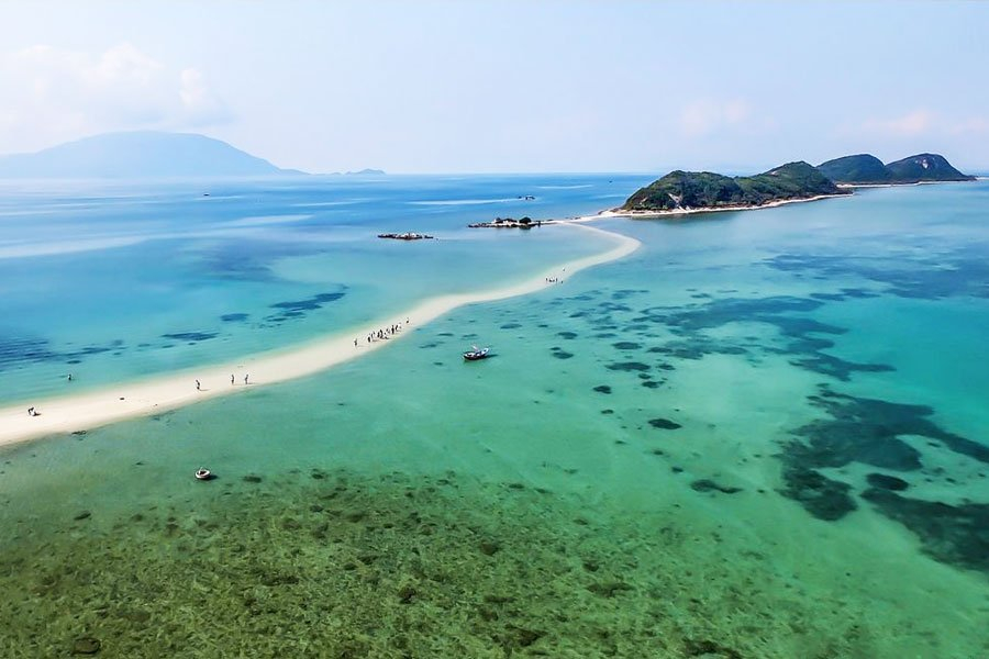 Vịnh Vân Phong chính là nơi hội tụ được vẻ đẹp của một vùng biển hoang sơ và bình yên ở Khánh Hòa. Ảnh sưu tầm