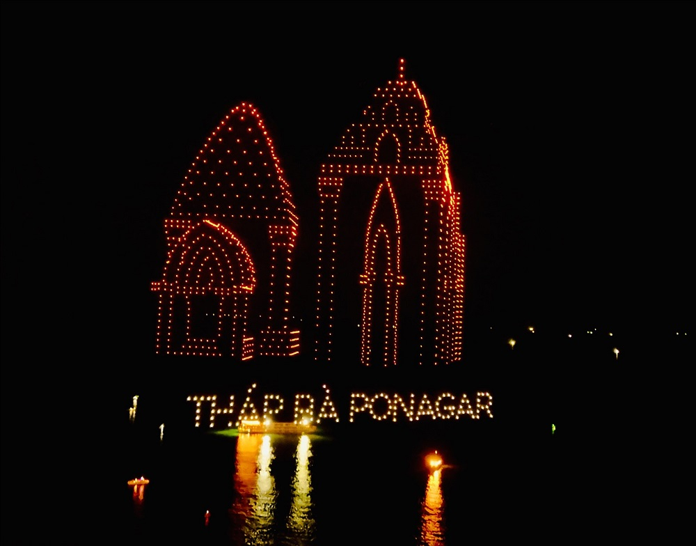 Hình ảnh drone light tái hiện Tháp Bà Ponagar. Ảnh sưu tầm