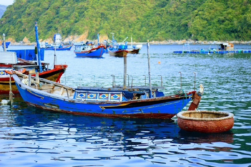Làng chài Ninh Thủy được hình thành từ thế kỷ XVIII nằm trong bán đảo Hòn Khói với 4 thôn cư dân là Ngân Hà, Bá Hà, Mỹ Lương, Thủy Đầm. Ảnh sưu tầm