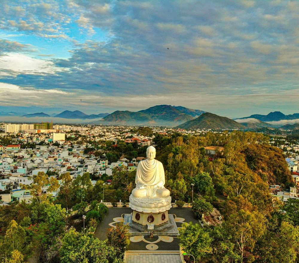 Ở Nha Trang, Chùa Long Sơn chính là điểm du lịch tâm linh với bức tượng Phật Tổ lớn nhất Việt Nam, tầm nhìn thành phố biển từ đồi Trại Thủy. Ảnh sưu tầm