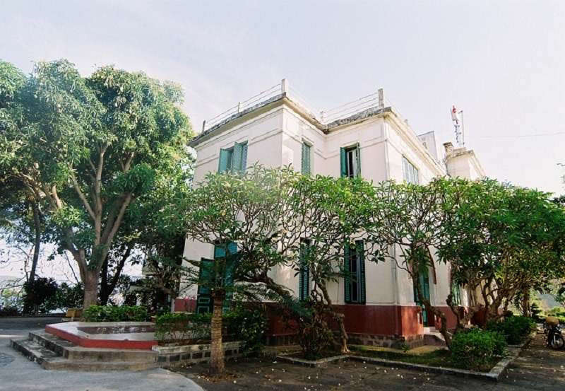 Lầu Bảo Đại chính là nơi nghỉ dưỡng của vị Hoàng Đế cuối cùng của triều Nguyễn Bảo Đại và hoàng hậu Nam Phương mỗi khi đến Nha Trang. Ảnh sưu tầm