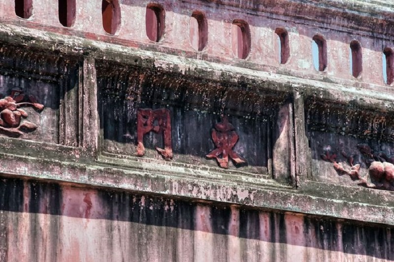 Trên mỗi cổng thành ở Thành cổ Diên Khánh đều có chữ Hán là tên cửa tương ứng Đông - Tây - Tiền - Hậu. Ảnh sưu tầm