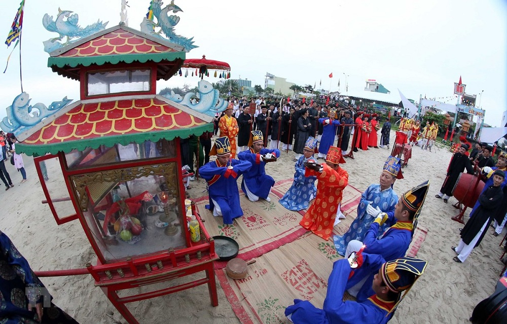 Không giống với các lễ hội mang tính tín ngưỡng, trang trọng, lễ hội Cầu Ngư của người dân Nha Trang lại hướng đến sự tưng bừng, nhộn nhịp. Ảnh sưu tầm