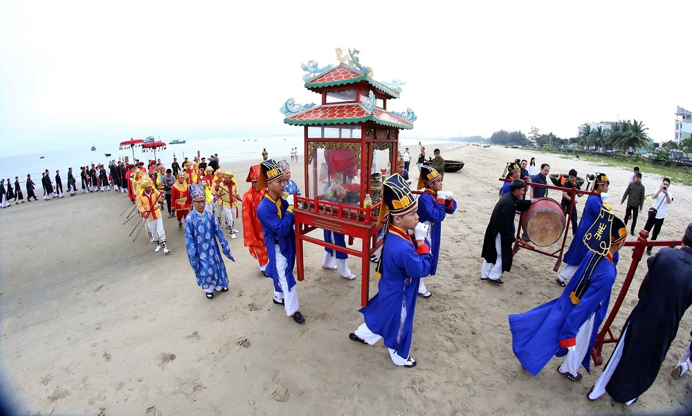 Hàng năm, lễ hội Cầu Ngư được tổ chức thể hiện niềm tin của người dân miền biển, niềm tin của những vị thần biển khơi vẫn luôn luôn đồng hành cùng với họ, đưa họ đến sự ấm no và hạnh phúc. Ảnh sưu tầm