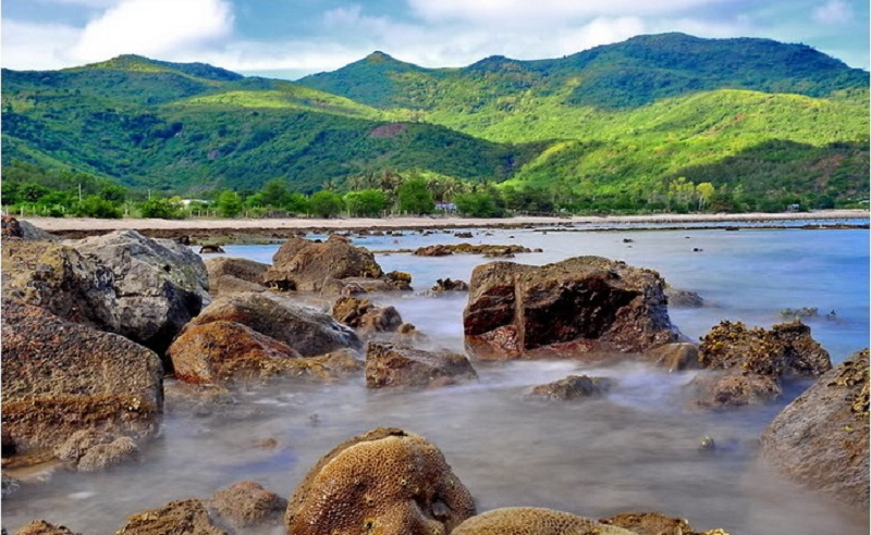 Ngày nay, bán đảo Hòn Hèo đã trở thành điểm đến thu hút đông đảo khách du lịch ở Nha Trang - Khánh Hòa. Ảnh sưu tầm