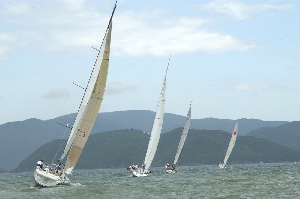 Cuộc đua thuyền buồm quốc tế Hong Kong - Nha Trang được Câu lạc bộ thuyền buồm Hoàng Gia Hong Kong (Royal Hong Kong Yacht Club) phối hợp với Công ty Trách nhiệm hữu hạn Một thành viên Dịch vụ lữ hành Saigontourist tổ chức định kỳ 2 năm một lần tính từ năm 2004. Ảnh sưu tầm