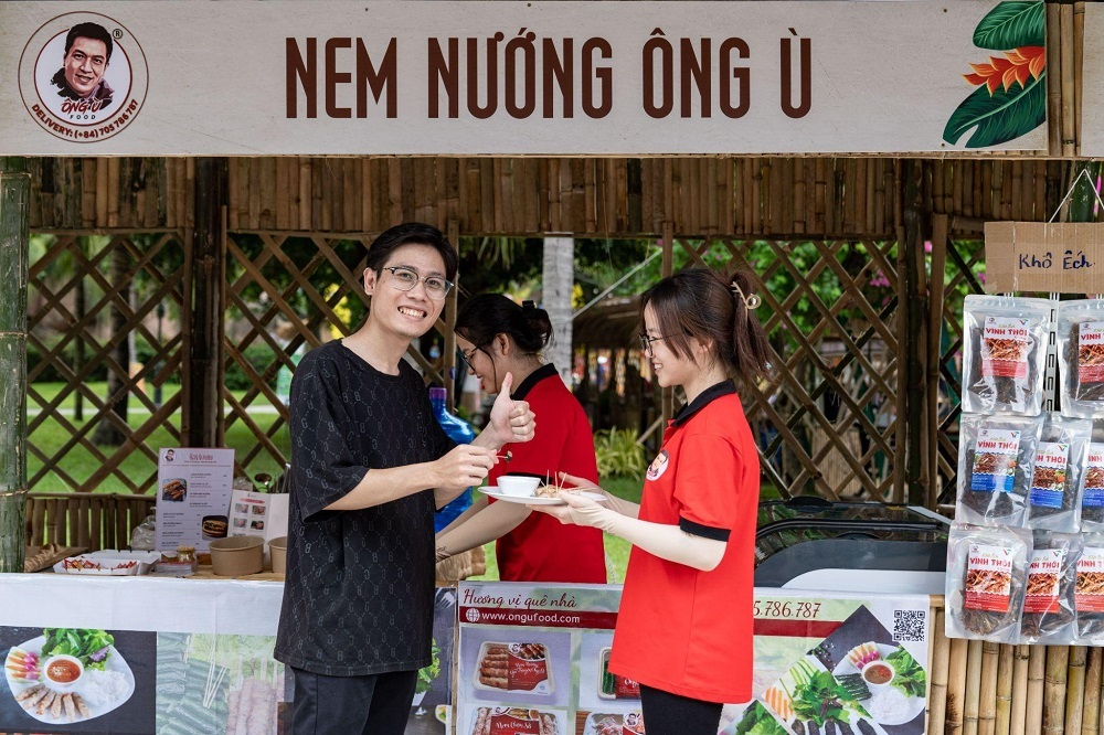 Hơn thế, du khách cũng có thể dạo bước, mua sắm những món ngon đặc trưng của từng địa phương như là bánh tráng Lâm Đồng, bánh ăn vặt Tây Nam Bộ. Ảnh sưu tầm