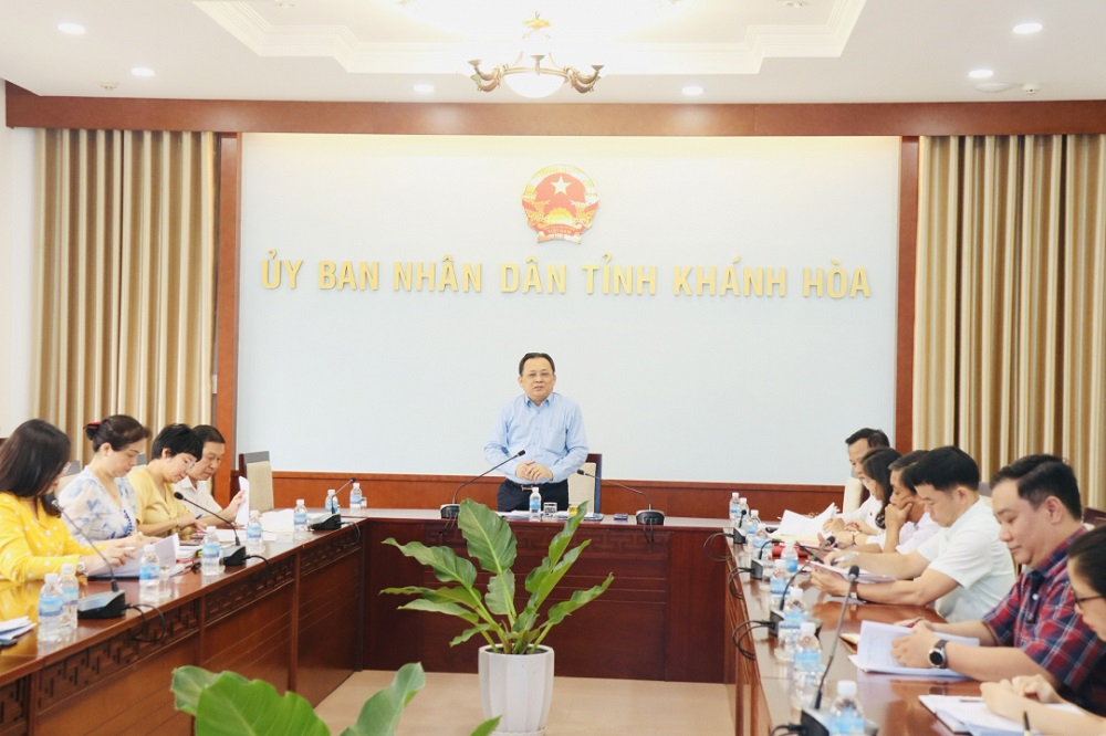 Ủy viên Ban Thường vụ Tỉnh ủy, Phó Chủ tịch Thường trực UBND tỉnh Khánh Hòa - ông Lê Hữu Hoàng chủ trì cuộc họp với các sở, ngành về công tác chuẩn bị các sự kiện trong chương trình Liên kết phát triển thương hiệu du lịch Việt nam qua điện ảnh ở Khánh Hòa năm 2023. Ảnh sưu tầm