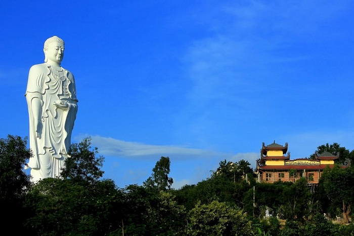 Chùa Tòng Lâm Lô Sơn tọa lạc ở trên ngọn núi Đá Lố, chính vì thế mà ngôi chùa có cái tên thân thuộc, gần gũi mà người dân địa phương thường gọi là chùa Đá Lố. Ảnh sưu tầm