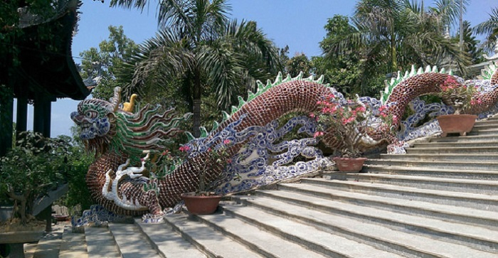 Ở hai bên cầu thang vào Chính Điện được thiết kế đặt hai tượng rồng trải dài ở trên bậc thềm. Ảnh sưu tầm