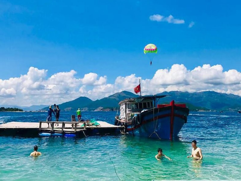 Vịnh San Hô hay còn có tên gọi khác là Vịnh San Hô 2 Nha Trang, nằm ở Hòn Một, thuộc Vịnh Nha Trang và rất gần với khu bảo tồn Hòn Mun, tỉnh Khánh Hòa. Ảnh sưu tầm