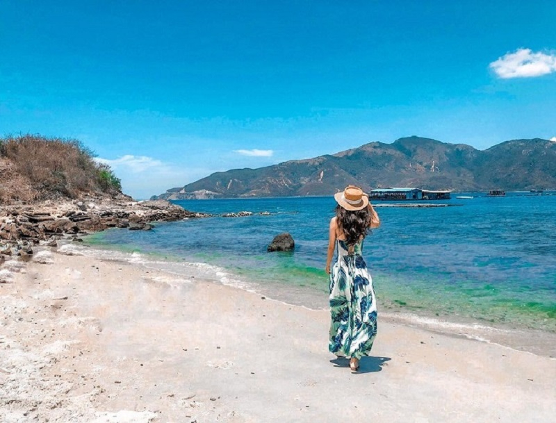 Vịnh San Hô là một địa điểm du lịch biển với thời tiết dễ chịu quanh năm, bạn có thể lên cho mình lịch trình khám phá vịnh San Hô vào bất kể thời điểm nào trong năm. Ảnh sưu tầm