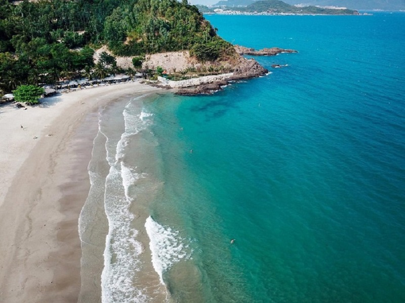 Bãi tắm Nhũ Tiên Nha Trang chỉ cách trung tâm thành phố khoảng chừng 10km, nằm ẩn mình sau những dãy núi đá nhấp nhô vươn ra biển. Đây chính là địa điểm du lịch Nha Trang khá là nổi tiếng, được đưa vào khai thác du lịch hơn chục năm nay. Ảnh sưu tầm