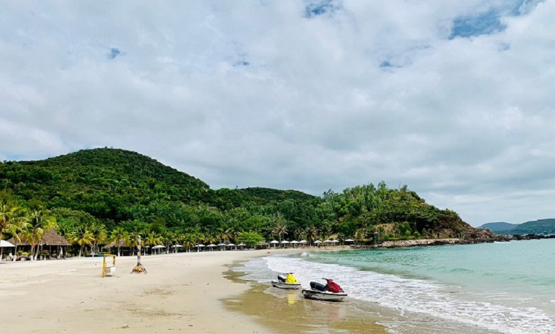 Song song với bãi Rêu Nha Trang thì bãi biển Nhũ Tiên sở hữu được vẻ đẹp tự nhiên, độc đáo và thu hút được đông đảo du khách đến trải nghiệm và lụm về những tấm hình xinh lung linh. Ảnh sưu tầm
