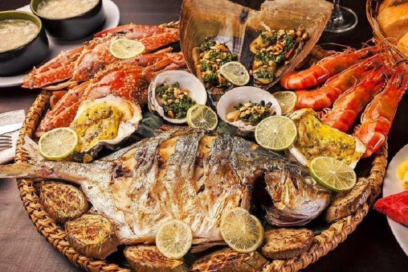 Ngoài khung cảnh tươi đẹp với các trò chơi giải trí hấp dẫn thì bãi biển Nhũ Tiên còn mang đến cho bạn những bữa ăn rất tuyệt vời với hải sản đặc biệt tươi ngon. Ảnh sưu tầm