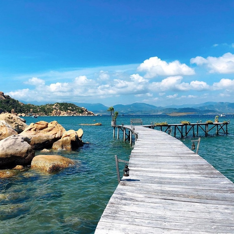Cũng nhờ thuận tiện di chuyển cho bên nếu như bạn đáp chuyến bay đến Cam Ranh thì đảo Bình Lập là nơi nhất định phải ghé thăm. Với không gian đất trời, biển cả hòa quyện cùng bãi biển được trải dài cát trắng, những rạn san hô đủ màu sắc thì Bình Lập sẽ giúp cho bạn có được những tấm hình check-in tuyệt đẹp nhất. Ảnh sưu tầm