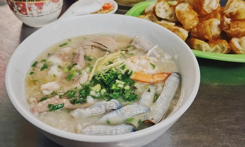 Tại bãi biển Cam Ranh, ẩm thực rất đa dạng và phong phú. Đặc biệt, bạn nên thưởng thức một số món đặc trưng như là tôm hùm nướng, cháo sá sùng nhúng tương. Ảnh sưu tầm