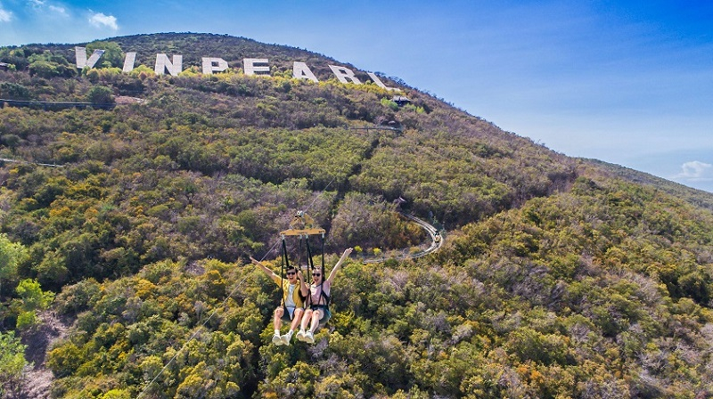 Zipline bắt nguồn từ việc di chuyển của các cư dân vùng núi bằng cách nối một sợi cáp dài từ đỉnh núi đến bên kia bờ hồ hoặc là đất liền. Ảnh sưu tầm
