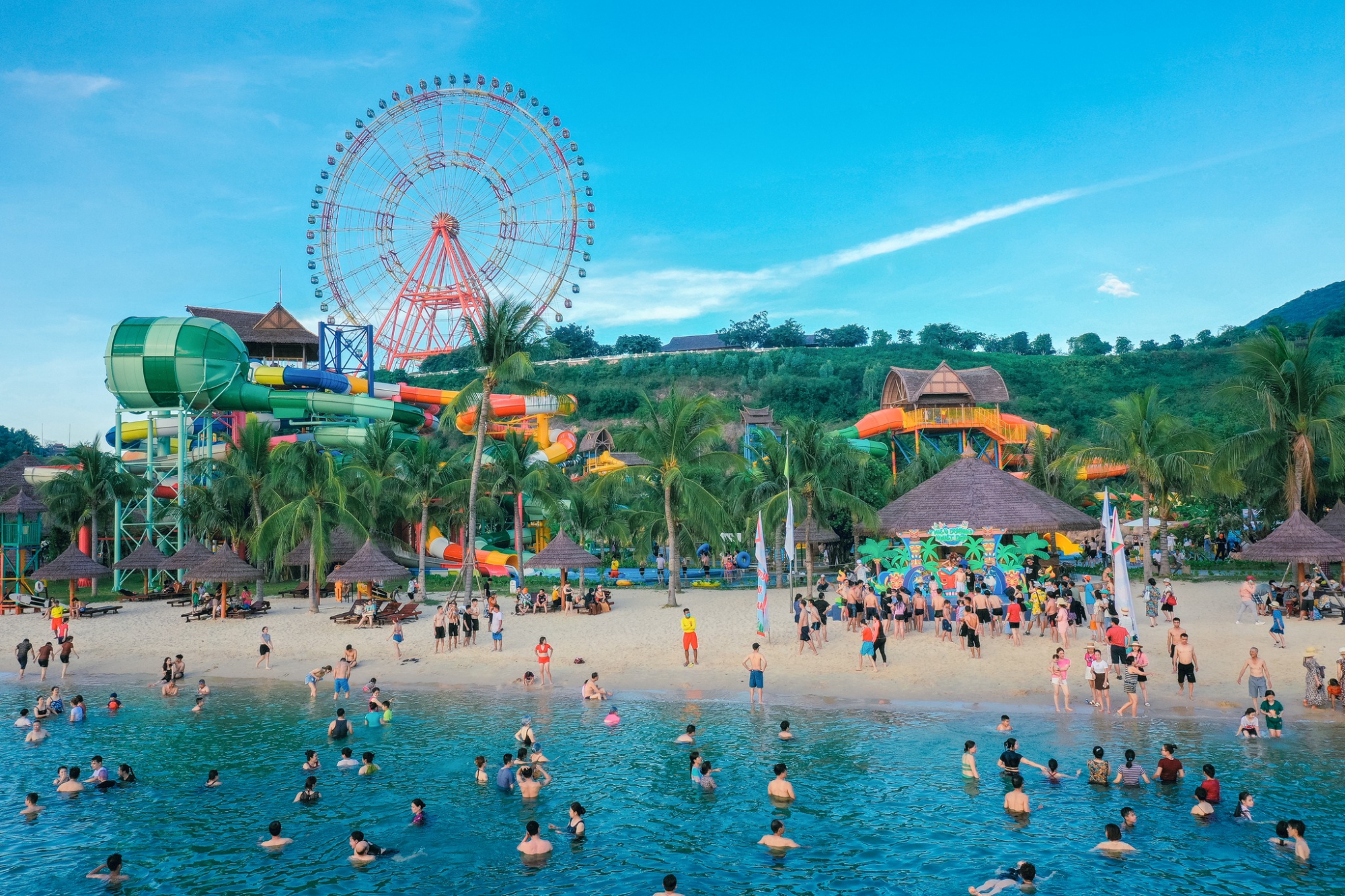 Vinpearl Nha Trang sở hữu 1.362 phòng khách sạn, 735 villa, 84 căn biệt thự biệt lập cùng với hơn 100 điểm vui chơi giải trí, golf, chuỗi công viên chủ đề đa dạng, ẩm thực 5 châu,...