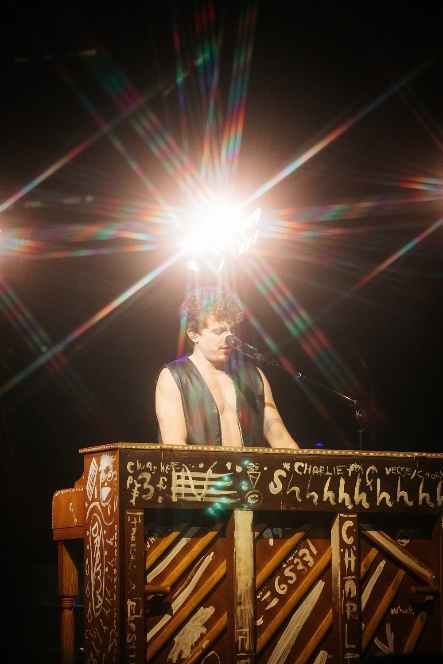 Charlie Puth - người được mệnh danh là “thiên tài” của làng nhạc thế giới đồng thời là chủ nhân của những bản hit tỷ view như We don't talk anymore hay là See you again. Ảnh sưu tầm