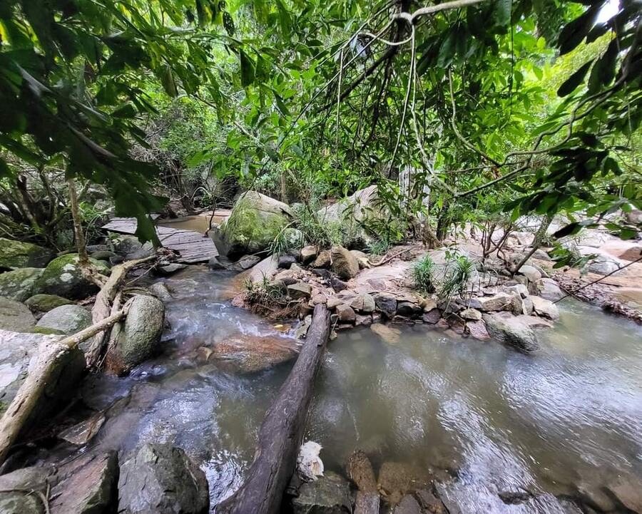 Làng Nhỏ là một không gian cắm trại gần TP. Nha Trang, chỉ cách trung tâm khoảng 20km di chuyển. Địa danh này thuộc thôn Đá Mài, xã Diên Tân, huyện Diên Khánh với không gian rất bình yên và giữ cho mình được nét đẹp nguyên sơ cũng như đẹp đẽ. Ảnh: Minh Châu Lê