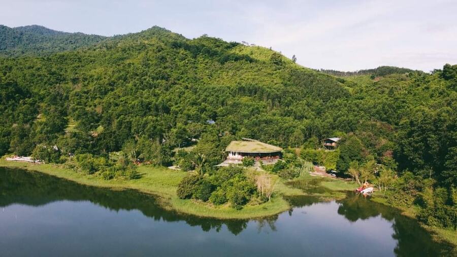 Không giống với vẻ đẹp của Đảo Điệp Sơn Nha Trang thì Làng Nhỏ như hòa mình với thiên nhiên xanh mát cùng với hệ sinh thái vô cùng đa dạng và tốt tươi của núi rừng. Ảnh: Minh Châu Lê