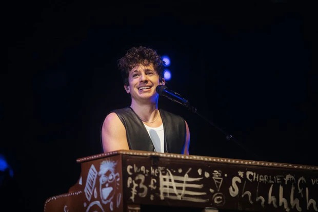 Hiện tại, Charlie Puth đang thực hiện chuyến lưu diễn The Charlie Live Experience ở chặng Bắc Mỹ và sẽ kết thúc chặng này tại Los Angeles vào ngày 11/7 sắp tới. Ảnh sưu tầm