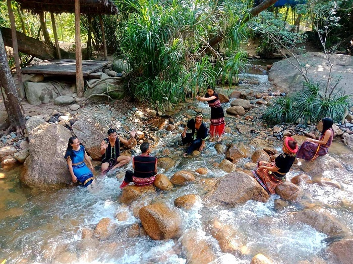 Khu du lịch Mà Giá nằm ở huyện Khánh Vĩnh - Nha Trang. Đây là một khu du lịch sinh thái đặc biệt do một người dân tộc Raglay khai phá. Nơi đây vẫn còn rất hoang sơ, cảnh trí thiên nhiên hùng vĩ như một món quà tặng quý giá của thiên nhiên dành tặng cho con người. Ảnh sưu tầm