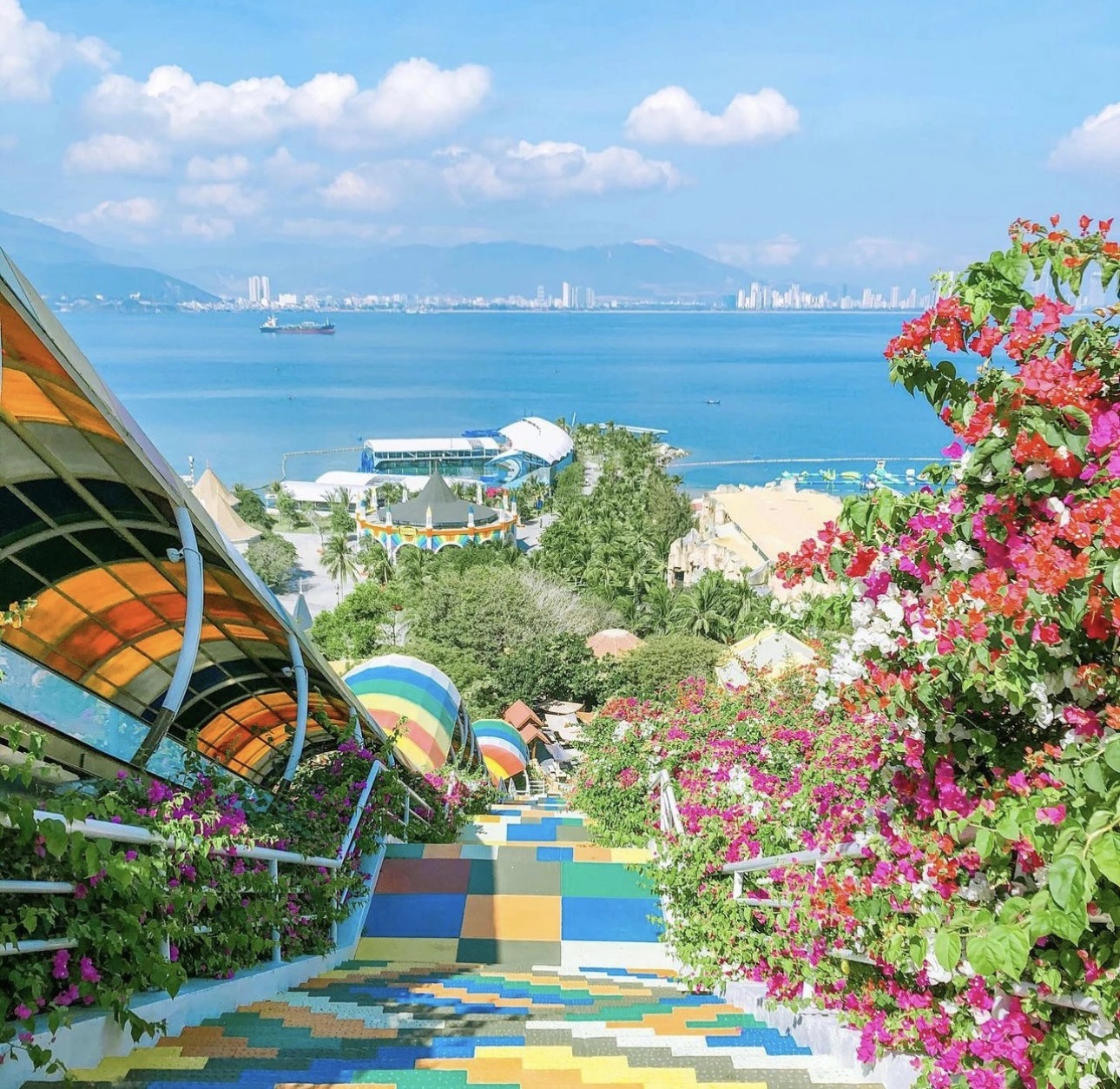 Có lẽ rằng, hiếm thấy được một sân khấu giáp biển nào có sức chứa lên đến hàng nghìn người như thế ở Việt Nam. Ảnh sưu tầm